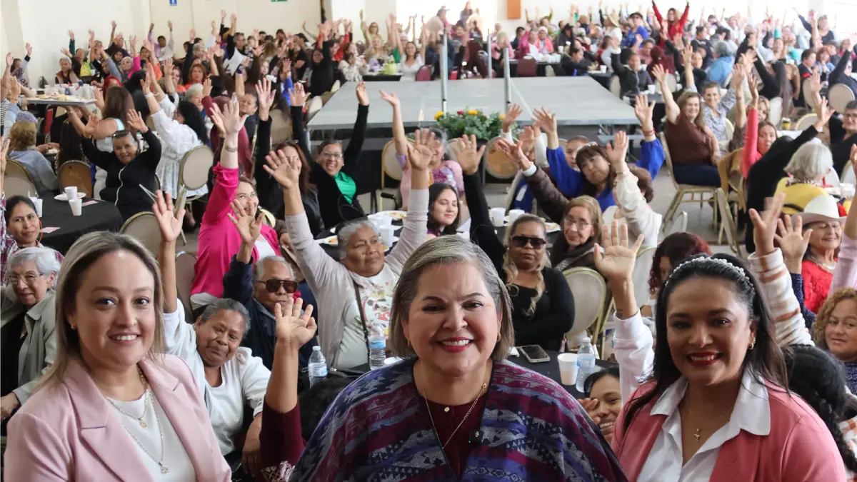 CON AFECTO Y RECONOCIMIENTO A SU TRAYECTORIA, RECIBEN MORENISTAS DE ENSENADA A EVA MORENO